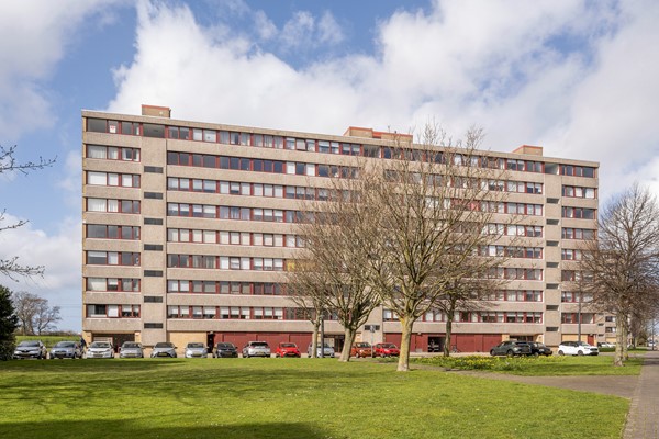 Verkocht onder voorbehoud: Groot vijfkamer appartement met GARAGE